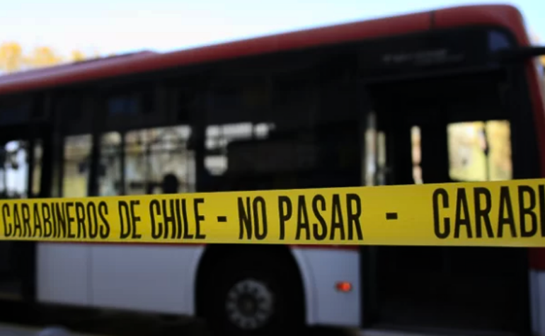 Hombre se esconde bajo un bus y muere aplastado en Cerro Navia