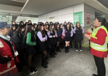 Alumnas de liceo San Mateo de Pudahuel viven experiencia con mujeres profesionales del sector aéreo