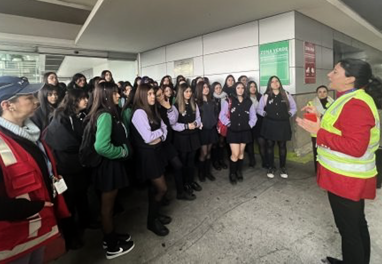Alumnas de liceo San Mateo de Pudahuel viven experiencia con mujeres profesionales del sector aéreo