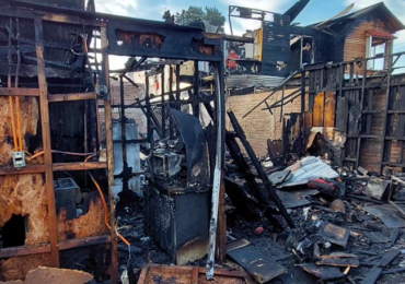 Incendio destruyera viviendas en Cerro Navia