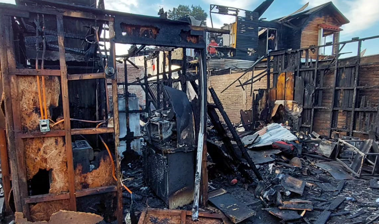 Incendio destruyera viviendas en Cerro Navia