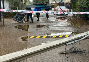 Choque de alta energía de un vehículo derriba poste del tendido de cables aéreos en Pudahuel