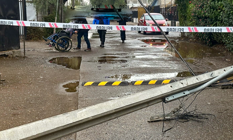 Choque de alta energía de un vehículo derriba poste del tendido de cables aéreos en Pudahuel