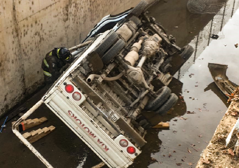 Camión cae de altura a canal por donde circula agua en Pudahuel