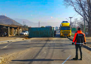 Container cae de camión en movimiento en la ruta 68 sector camino El Noviciado en Pudahuel rural