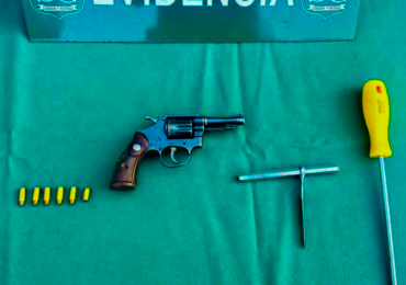 Carabineros 27° Comisaria del aeropuerto detiene a sujetos portando revolver en Pudahuel