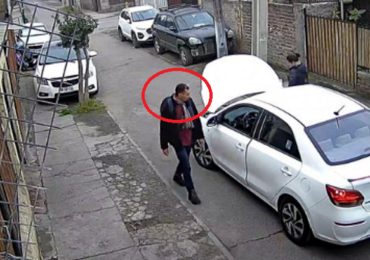 Delincuente pide vaso de agua y se roba automóvil en Cerro Navia
