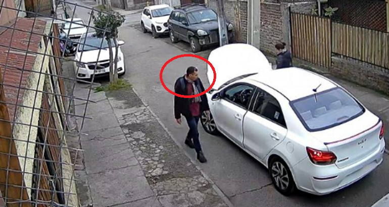 Delincuente pide vaso de agua y se roba automóvil en Cerro Navia