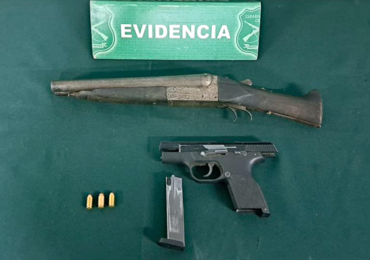 Carabinero detiene a sujeto a bordo de furgón robado que llevaba pistola y escopeta en Pudahuel 