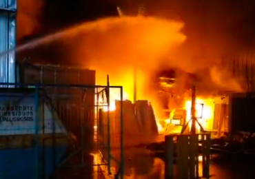 Más de 100 voluntarios de bomberos combaten incendio estructural en Pudahuel