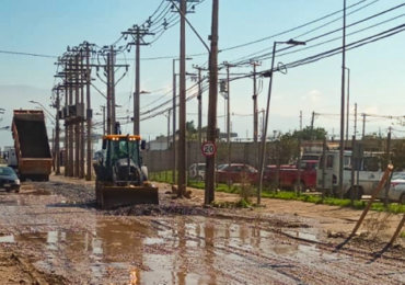Empresa privada repara baches en avenida San Pablo de Pudahuel debido a la falta de respuesta de las autoridades