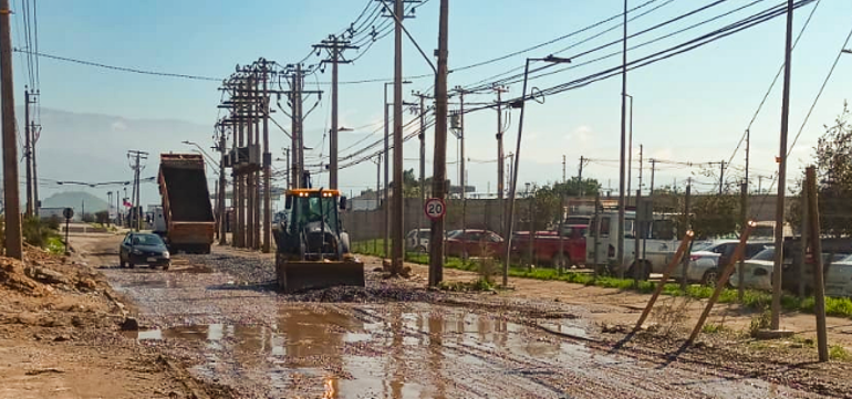 Empresa privada repara baches en avenida San Pablo de Pudahuel debido a la falta de respuesta de las autoridades