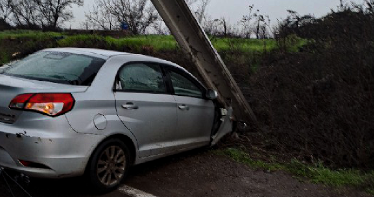 Choque de automóvil con poste del tendido eléctrico deja un amplio sector de Pudahuel rural sin luz