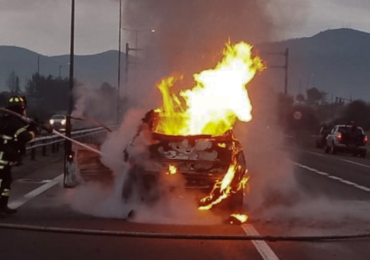Dos personas heridas un camión volcado y automóvil incendiado deja accidente de tránsito en Pudahuel