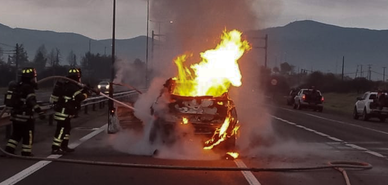 Dos personas heridas un camión volcado y automóvil incendiado deja accidente de tránsito en Pudahuel