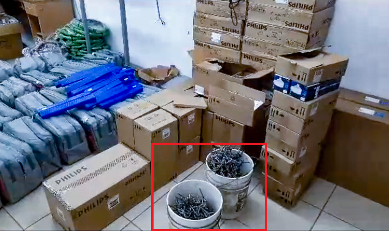Sujetos que descargaban camión con mercadería robada huyen por presencia policial en Cerro Navia