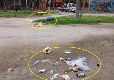Rompen basurero metálico en el interior de plaza pública en Pudahuel