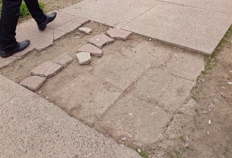 Vereda dañada frente al municipio de Pudahuel causa accidentes entre personas mayores