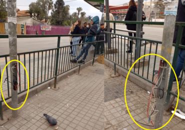 Cables eléctricos cuelgan de postes cercanos a paraderos de buses inquietando a vecinos en Pudahuel