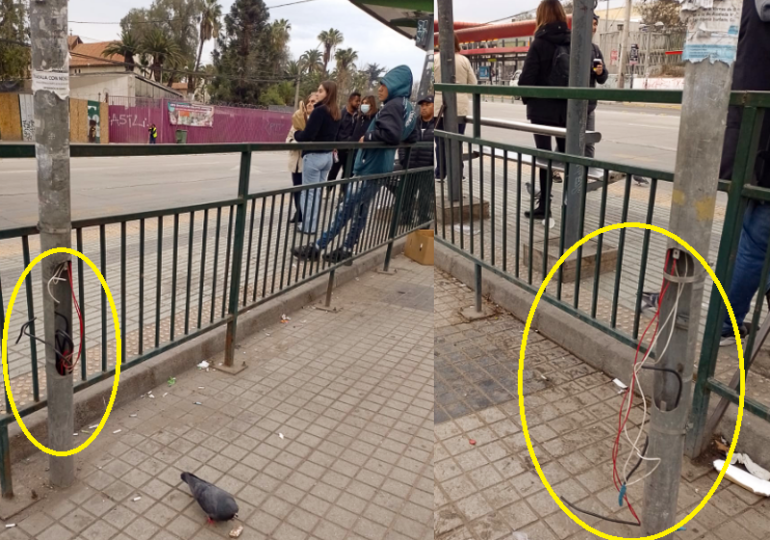 Cables eléctricos cuelgan de postes cercanos a paraderos de buses inquietando a vecinos en Pudahuel
