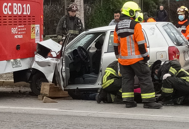 Choque entre automóvil y bus de transporte urbano deja tres heridos en Pudahuel