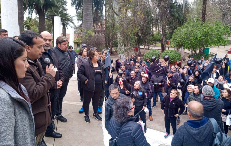 Feriantes de Pudahuel protestan al interior del municipio por cambios en la ordenanza municipal