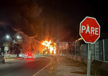 Incendio estructural destruye empresas en Pudahuel rural