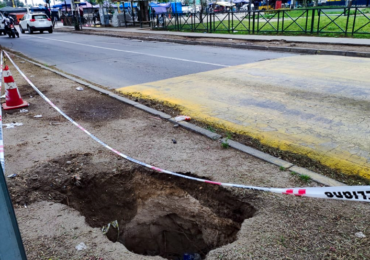 Agujero en línea divisoria de Pudahuel y Cerro Navia: Peligro inminente en una zona comercial y recreativa
