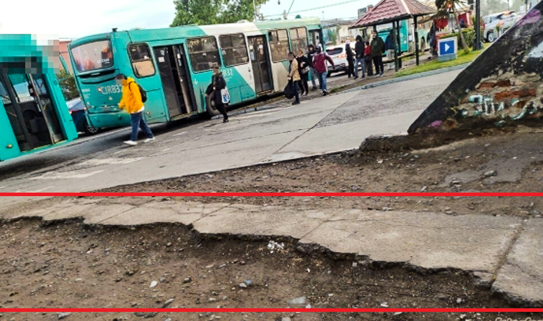 Tramo de vereda colindante a paradero de buses presenta condiciones peligrosas en Pudahuel