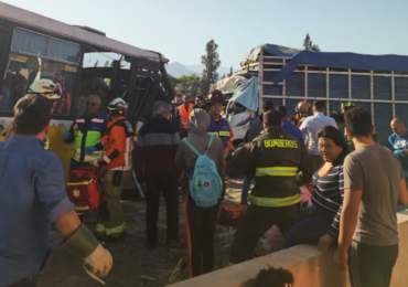 Trágico choque de bus y camión en Pudahuel rural deja dos fallecidos y 11 heridos de gravedad