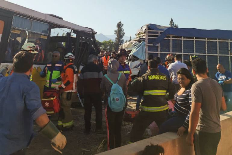 Trágico choque de bus y camión en Pudahuel rural deja dos fallecidos y 11 heridos de gravedad