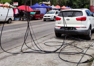 Cables a ras de suelo causan preocupación en sector altamente transitado en Pudahuel