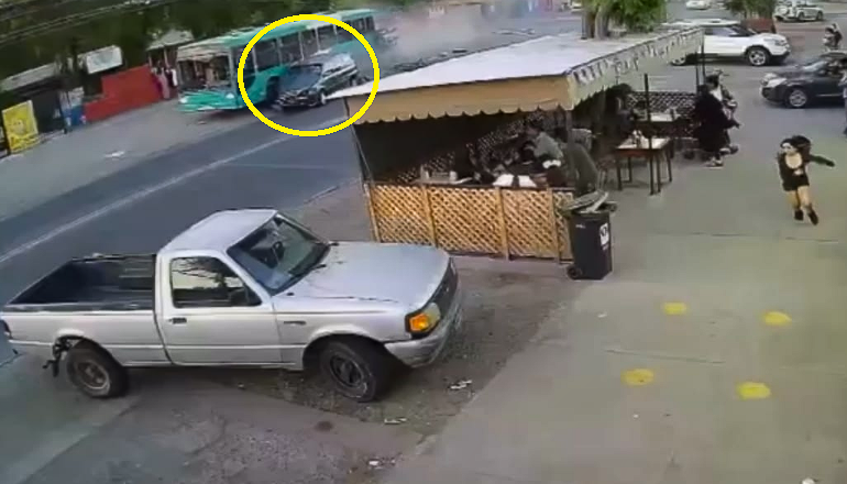Violento choque en Pudahuel: Conductor de autobús evita tragedia