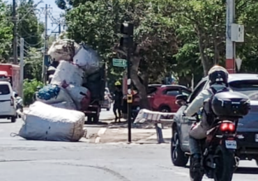 Bultos caen de camión en movimiento en la avenida San Francisco de Pudahuel