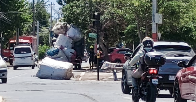 Bultos caen de camión en movimiento en la avenida San Francisco de Pudahuel