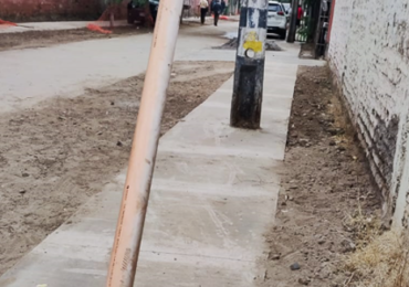 Postes en el medio de veredas obstaculizan el paso de los peatones: Un desafío para la autoridad de Pudahuel
