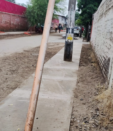 Postes en el medio de veredas obstaculizan el paso de los peatones: Un desafío para la autoridad de Pudahuel