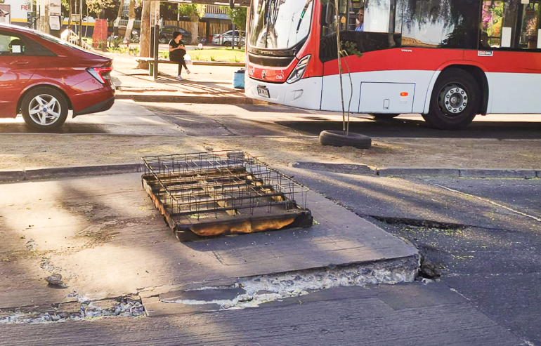Alerta por peligroso levantamiento de pavimento en la avenida Teniente Cruz de Cerro Navia