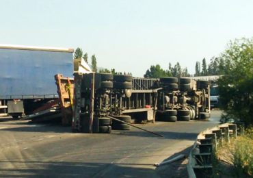 Accidente en Pudahuel Rural: Camión volcado obstruye el tráfico vehicular