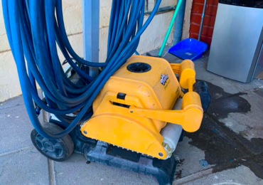 Uso indebido de piscina municipal durante el ciclo de mantenimiento con un robot en Pudahuel