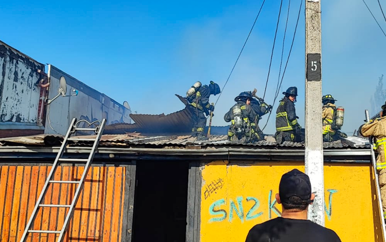 Incendio en Cerro Navia destruye vivienda y deja un menor lesionado