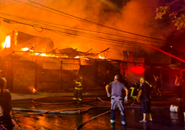 Incendio destruye local comercial y vivienda en Pudahuel