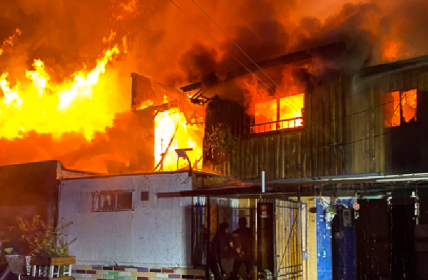 Incendio estructurar destruye tres viviendas y un vehículo en Cerro Navia