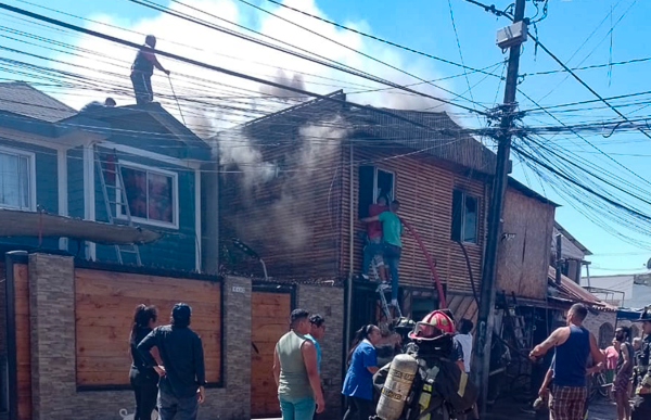 Incendio de vivienda en Pudahuel deja daños considerables