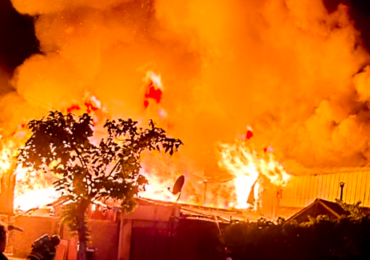 Incendio estructural en Cerro Navia deja dos viviendas destruidas y más de 20 personas damnificadas