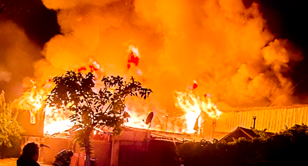 Incendio estructural en Cerro Navia deja dos viviendas destruidas y más de 20 personas damnificadas