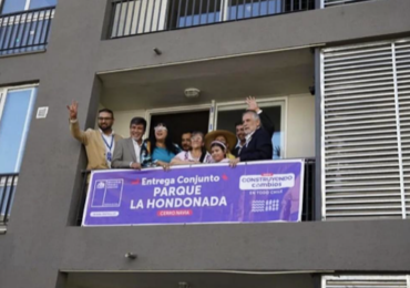 Ministro de Vivienda y Urbanismo hizo entrega de llaves a 528 familias que vivirán en Condominio Parque La Hondonada de Cerro Navia