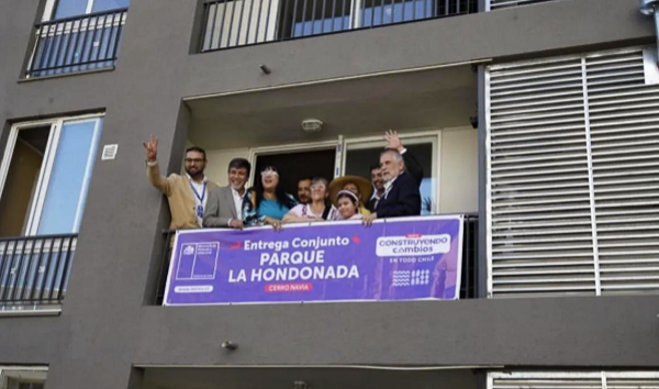 Ministro de Vivienda y Urbanismo hizo entrega de llaves a 528 familias que vivirán en Condominio Parque La Hondonada de Cerro Navia