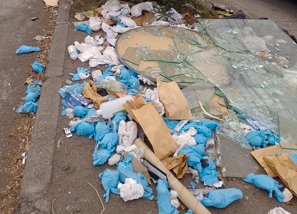 Guantes de Nitrilo Abandonados: Un Peligroso Residuo en la Vía Pública en Pudahuel