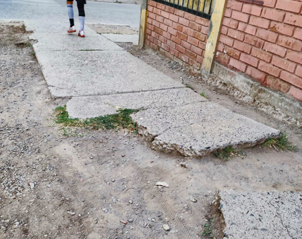 Peligro latente por tramo de vereda deteriorada:  Pone en riesgo a transeúntes en Pudahuel